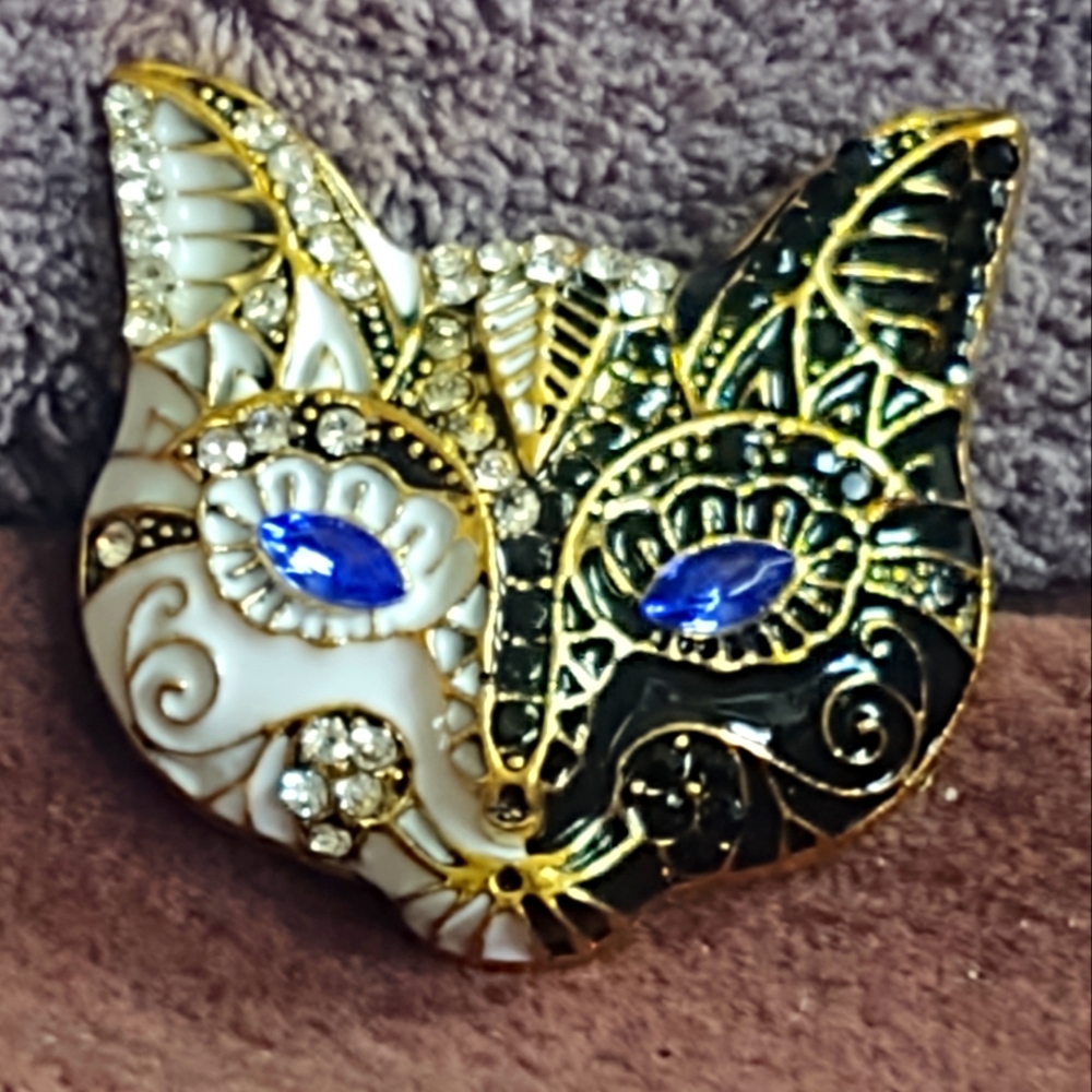 Elegant Gold and Black Cat Pendant - Picture 2 of 4